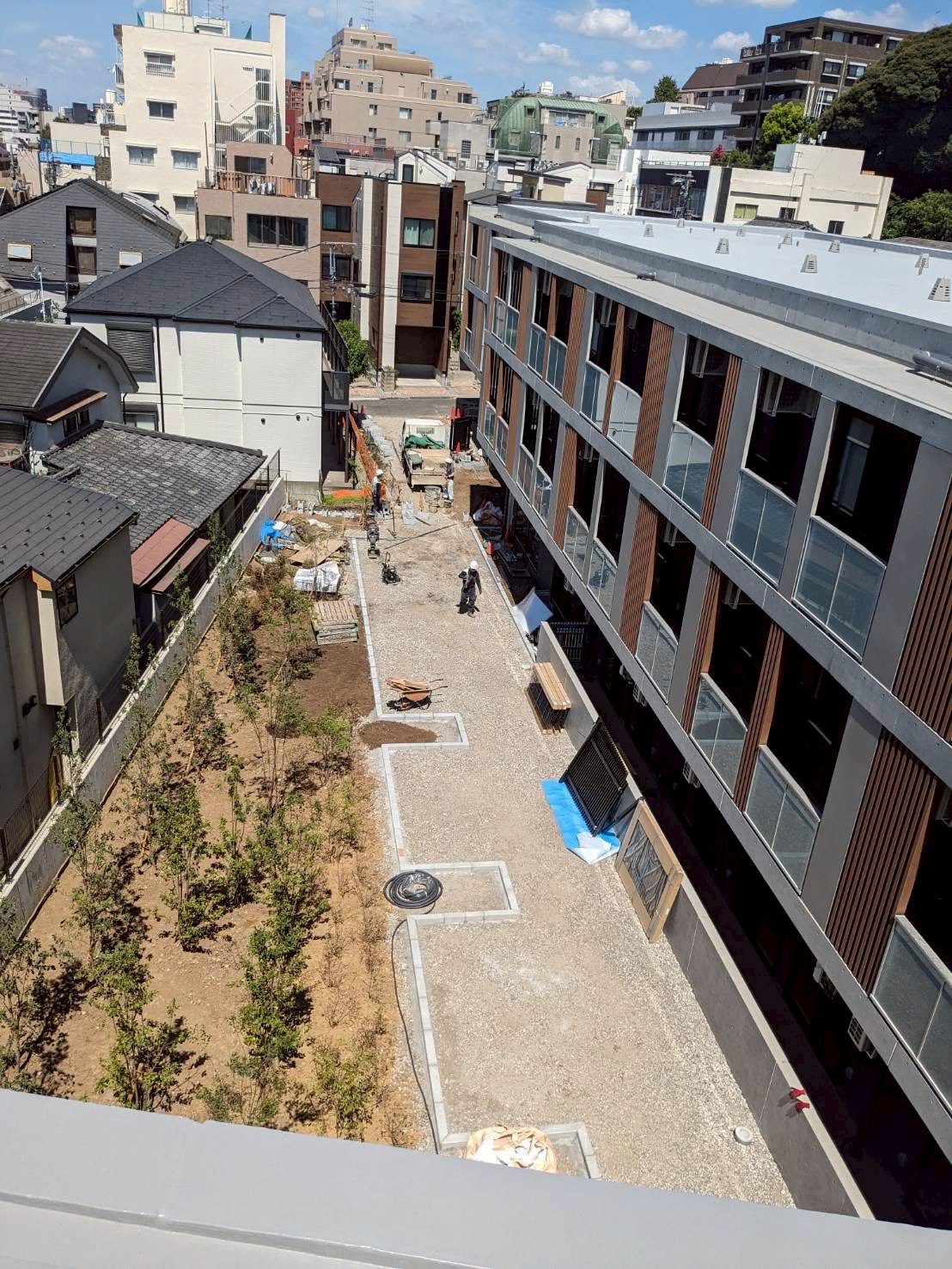 建物外部の施工現場の写真